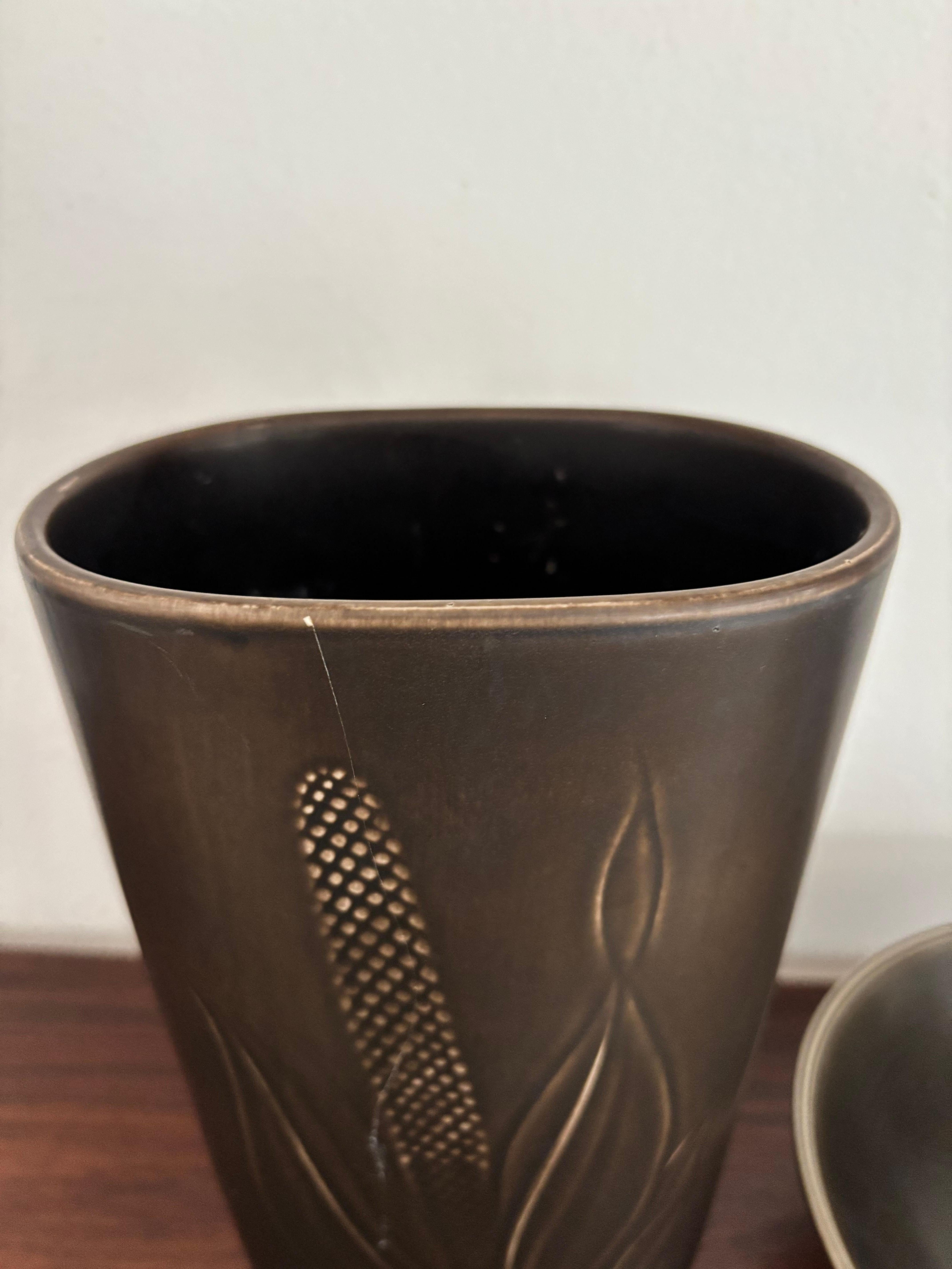 Metà XX secolo Set di vasi e ciotole in ceramica del Medioevo scandinavo Royal Copenaghen, anni '50 in vendita