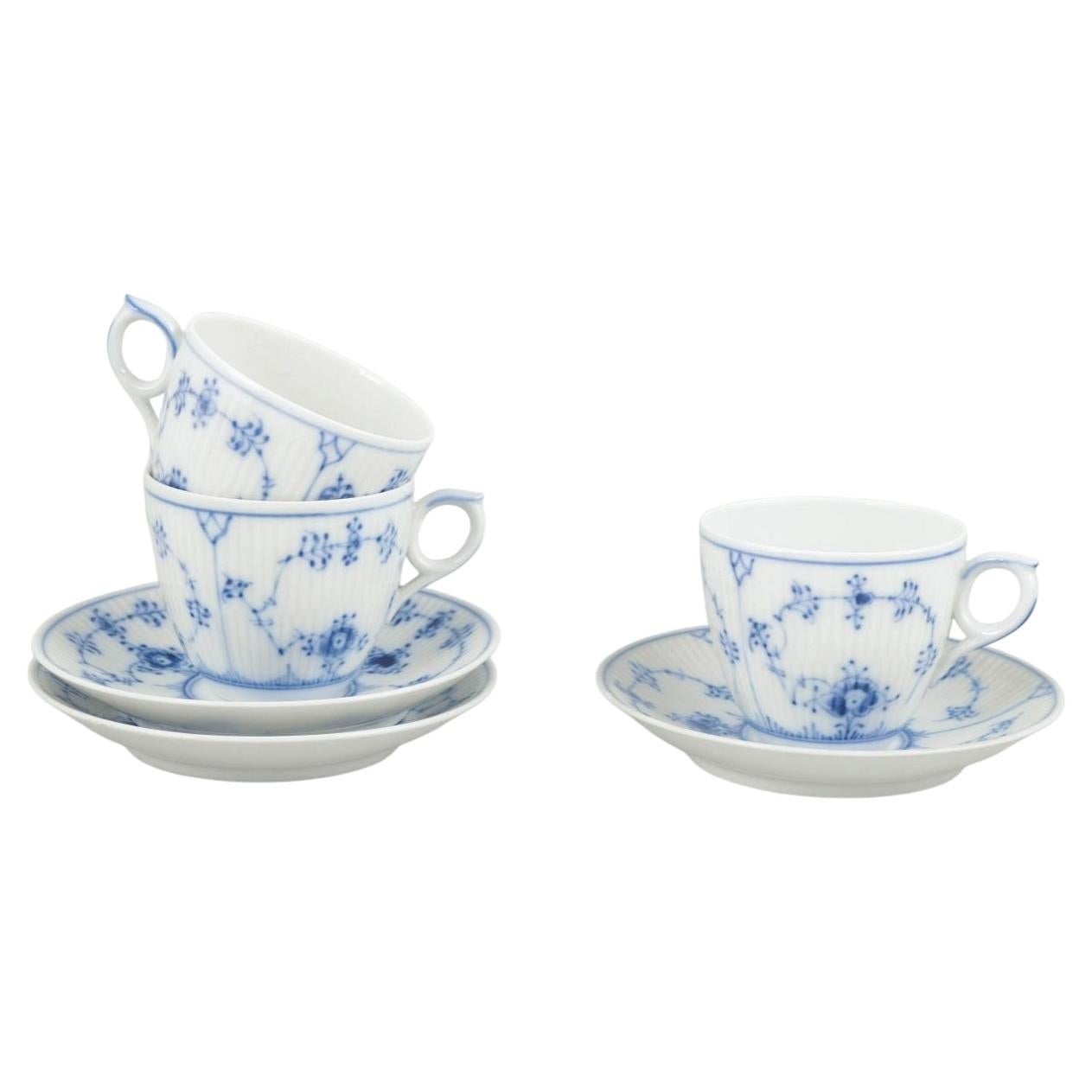 Royal Copenhagen, planche bleue cannelée. Ensemble de trois tasses à café avec soucoupes.