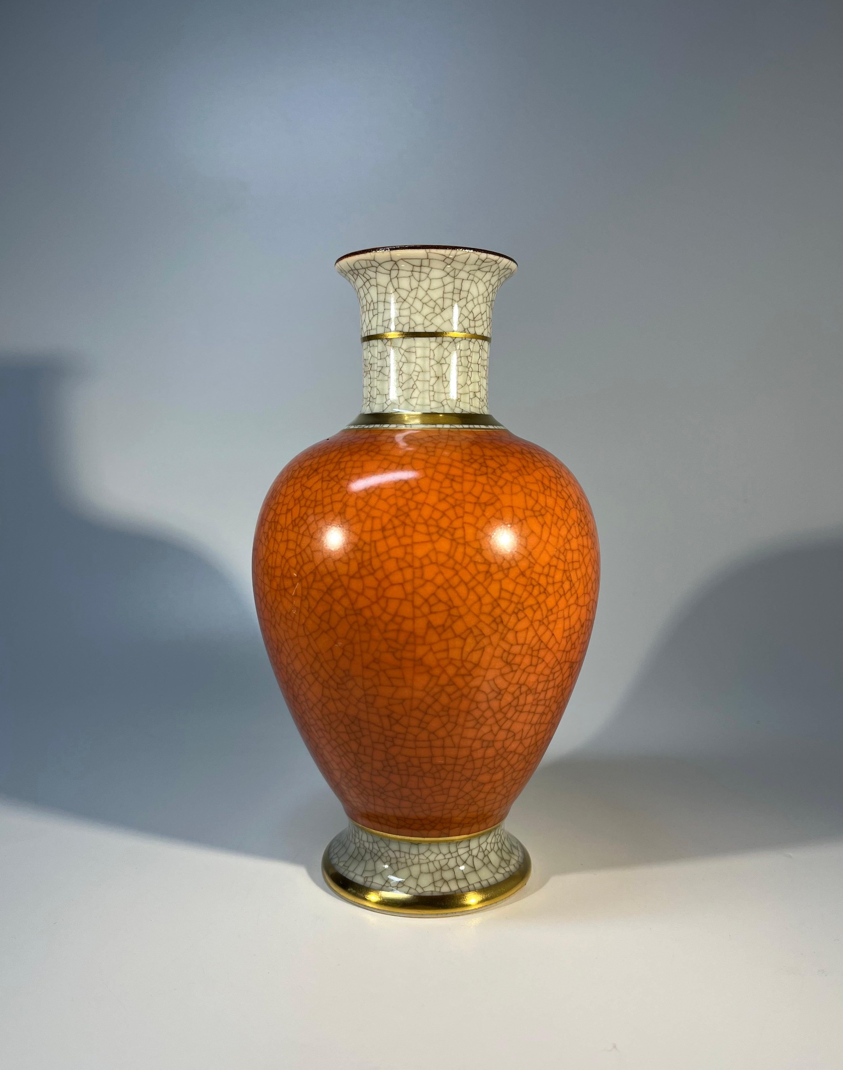 Royal Copenhagen 1959 Terrakotta Orange Crackle glasiert Vase vergoldeten Bands #3032 (Dänisch) im Angebot