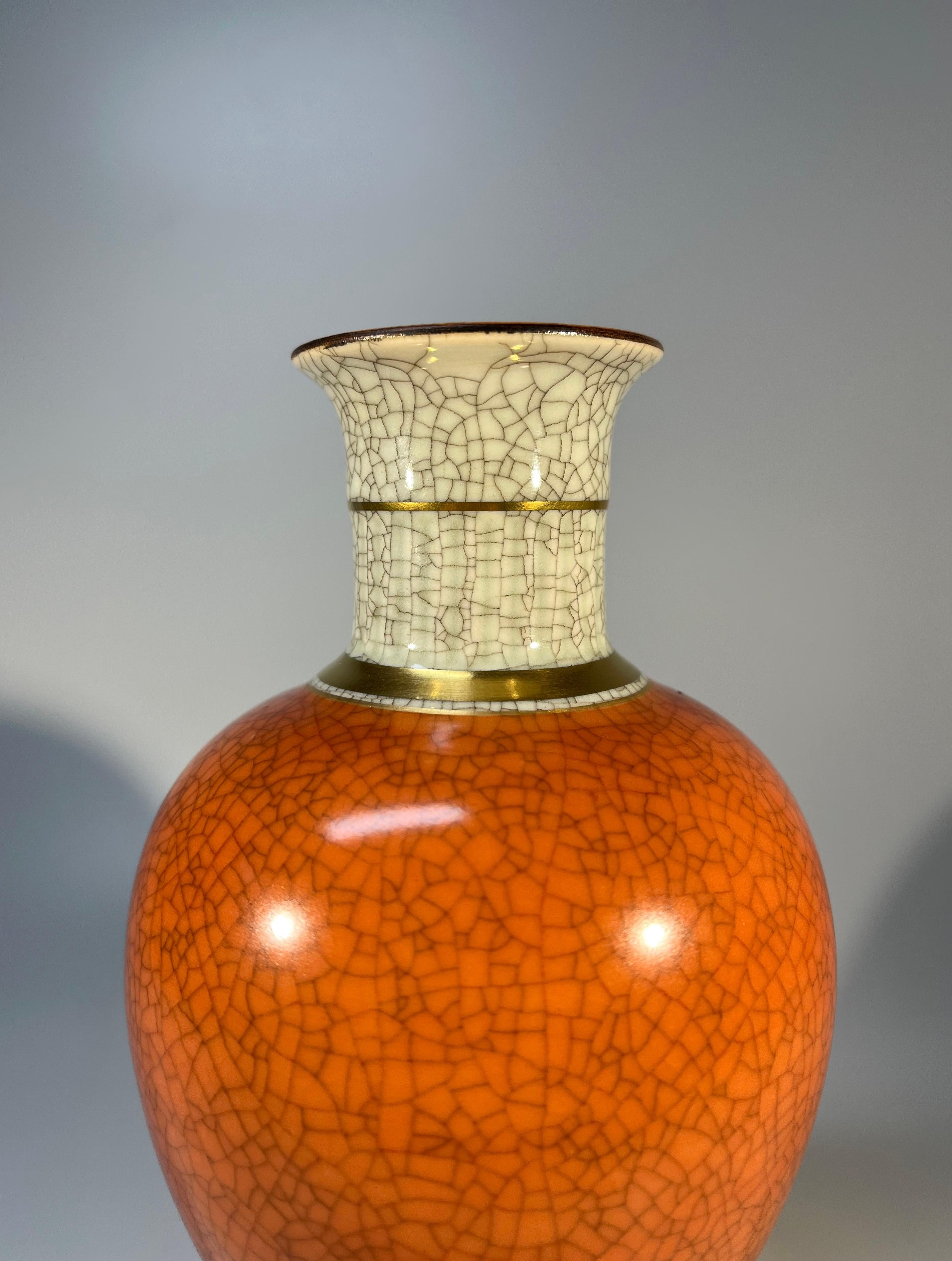 Royal Copenhagen 1959 Terrakotta Orange Crackle glasiert Vase vergoldeten Bands #3032 im Zustand „Hervorragend“ im Angebot in Rothley, Leicestershire