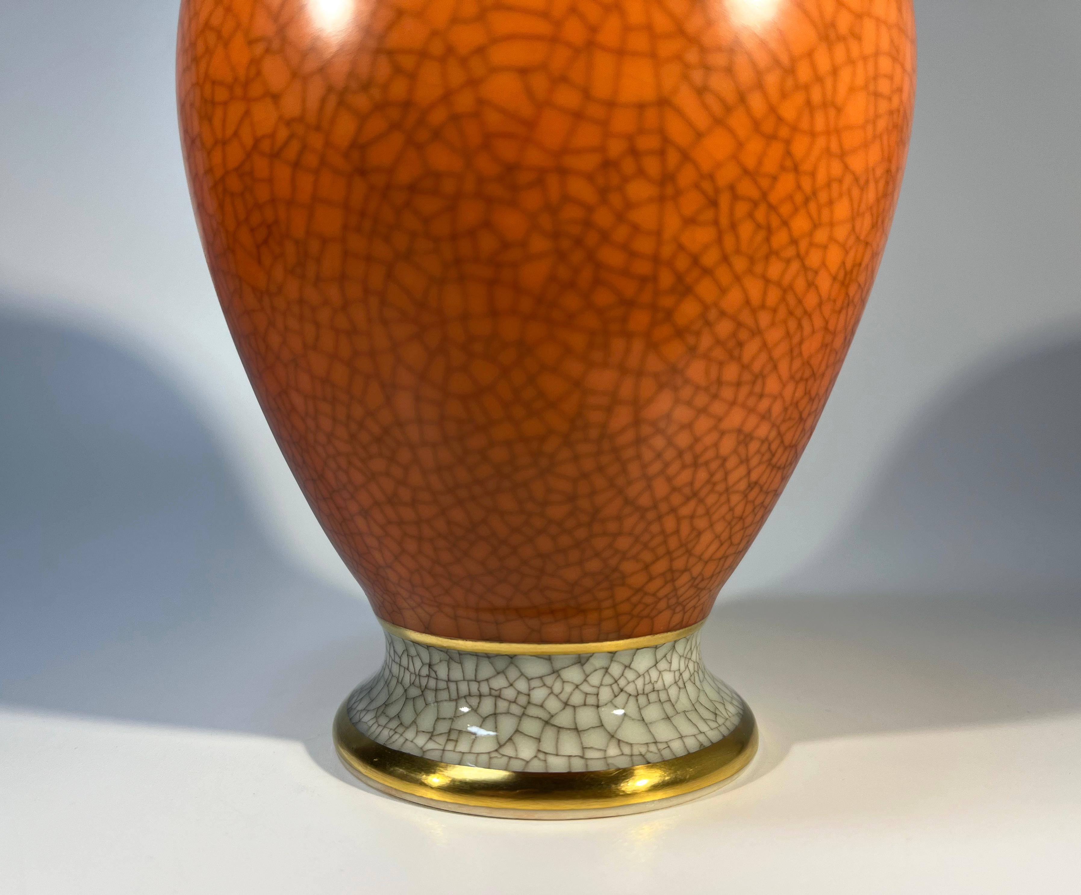 Royal Copenhagen 1959 Terrakotta Orange Crackle glasiert Vase vergoldeten Bands #3032 (20. Jahrhundert) im Angebot
