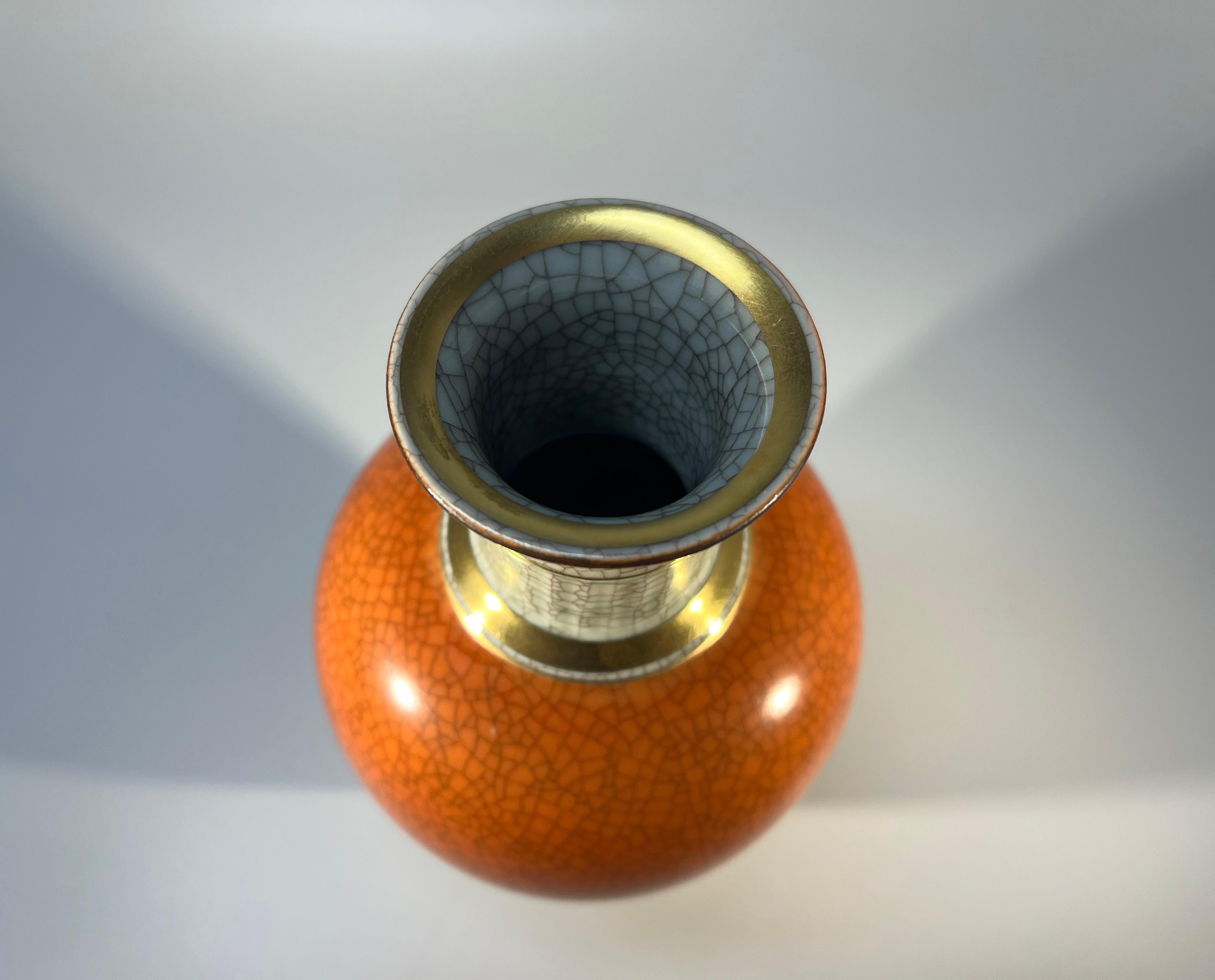 Royal Copenhagen 1959 Terrakotta Orange Crackle glasiert Vase vergoldeten Bands #3032 (Porzellan) im Angebot