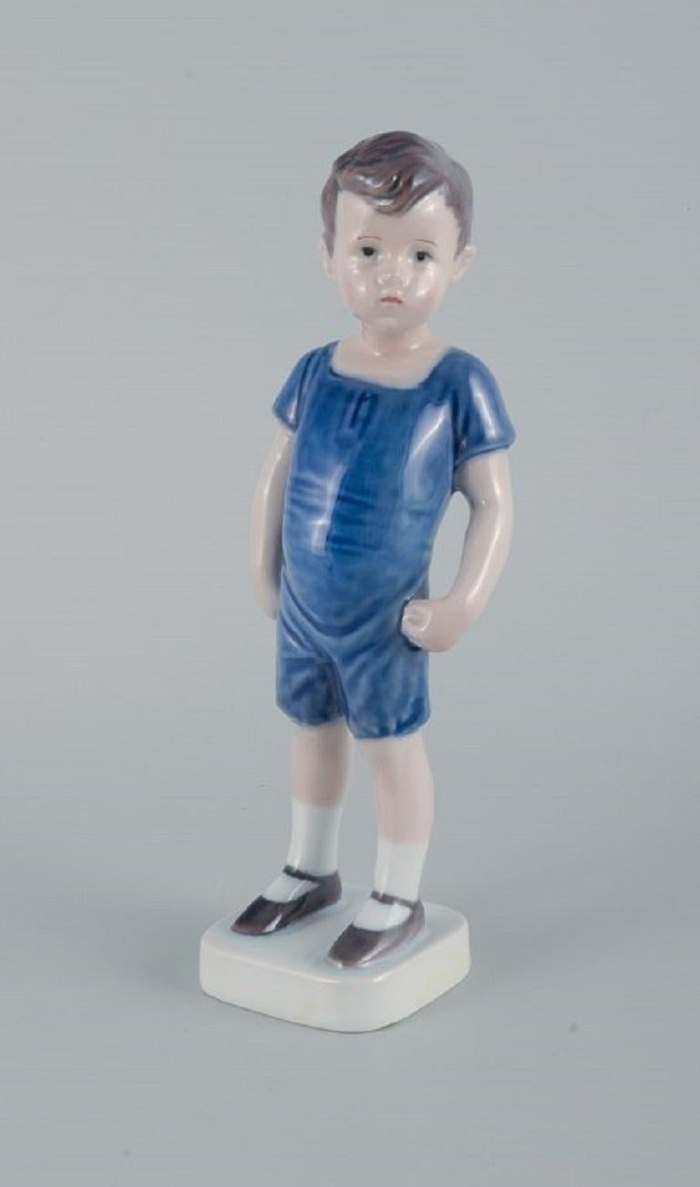 Royal Copenhagen, eine seltene Figur eines Jungen. Modellnummer 519.  (Dänisch) im Angebot