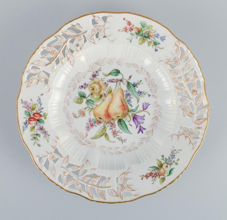 Royal Copenhagen, a set of six antique dinner plates with reticulated rim and leaf work.
Rare plates, hand painted with floral motifs.
Juliane Marie stamp.
Approx. 1900.
In perfect condition.
Second factory quality.
Decorated outside the