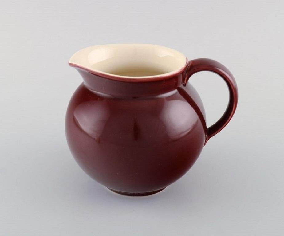 Royal Copenhagen / Aluminia Confetti jug in burgundy red glazed faience. Dated 1958.
Measures: 16 x 12 cm.
In excellent condition.
Stamped.
1st factory quality.