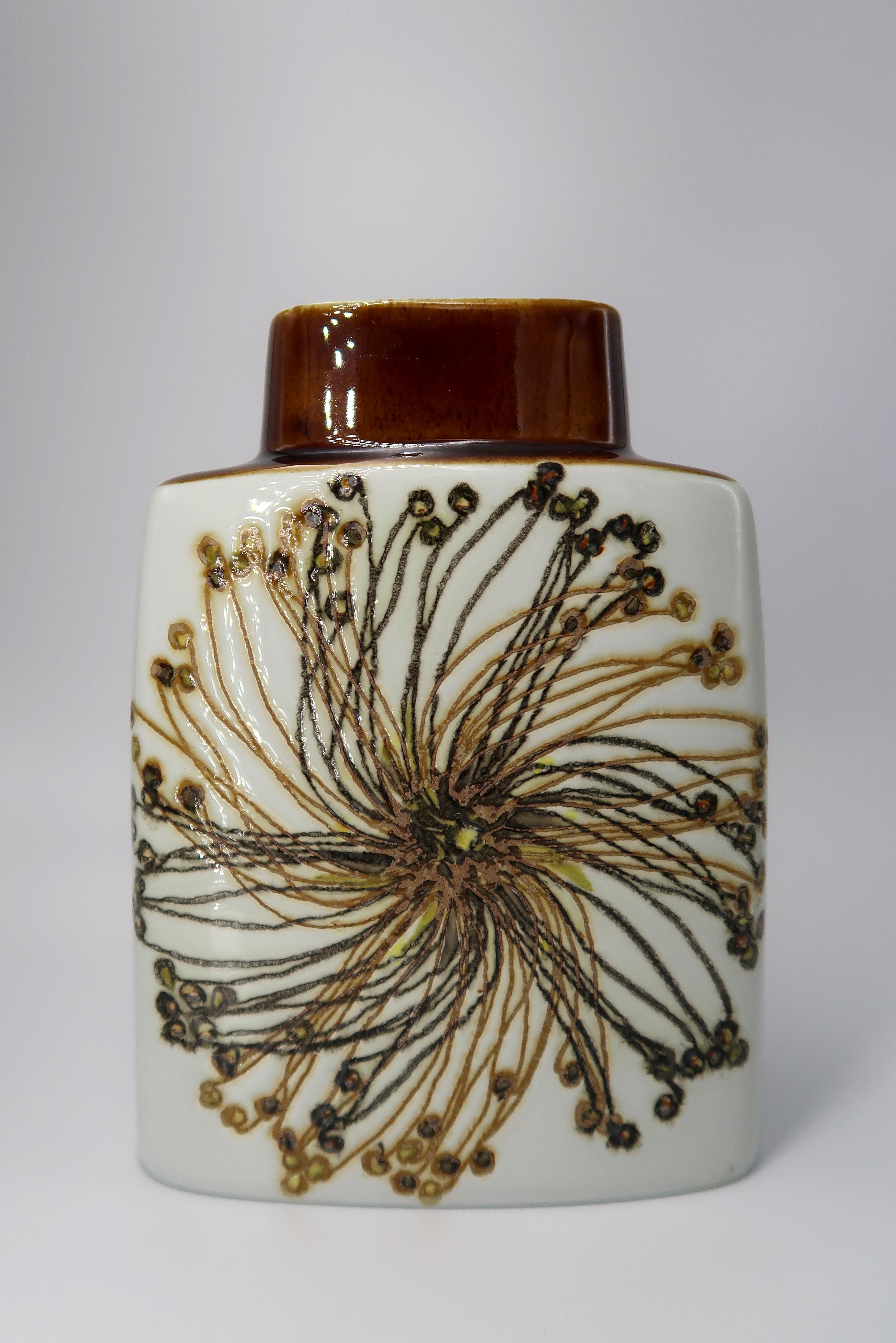 Klassische und atemberaubende Royal Copenhagen dänische Fayence-Vase aus der Mitte des Jahrhunderts mit einem komplizierten organischen, pflanzenartigen Muster. Dekorentwurf von der Künstlerin Ellen Malmer (1942-), Formenentwurf von dem Designer
