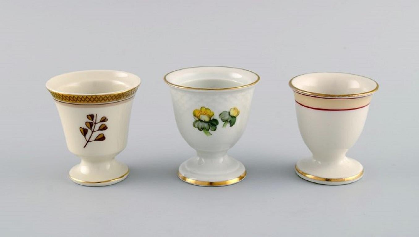 Early 20th Century Royal Copenhagen and Bing & Grøndahl. Five egg cups in hand-painted porcelain. For Sale