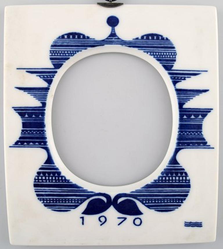 Royal Copenhagen annual frame from 1970 (large) with hanger in sterling silver by A. Michelsen.
Measures: 15.5 x 13 cm.
In very good condition.
1st factory quality.
Original box included.
4 pieces. in stock.