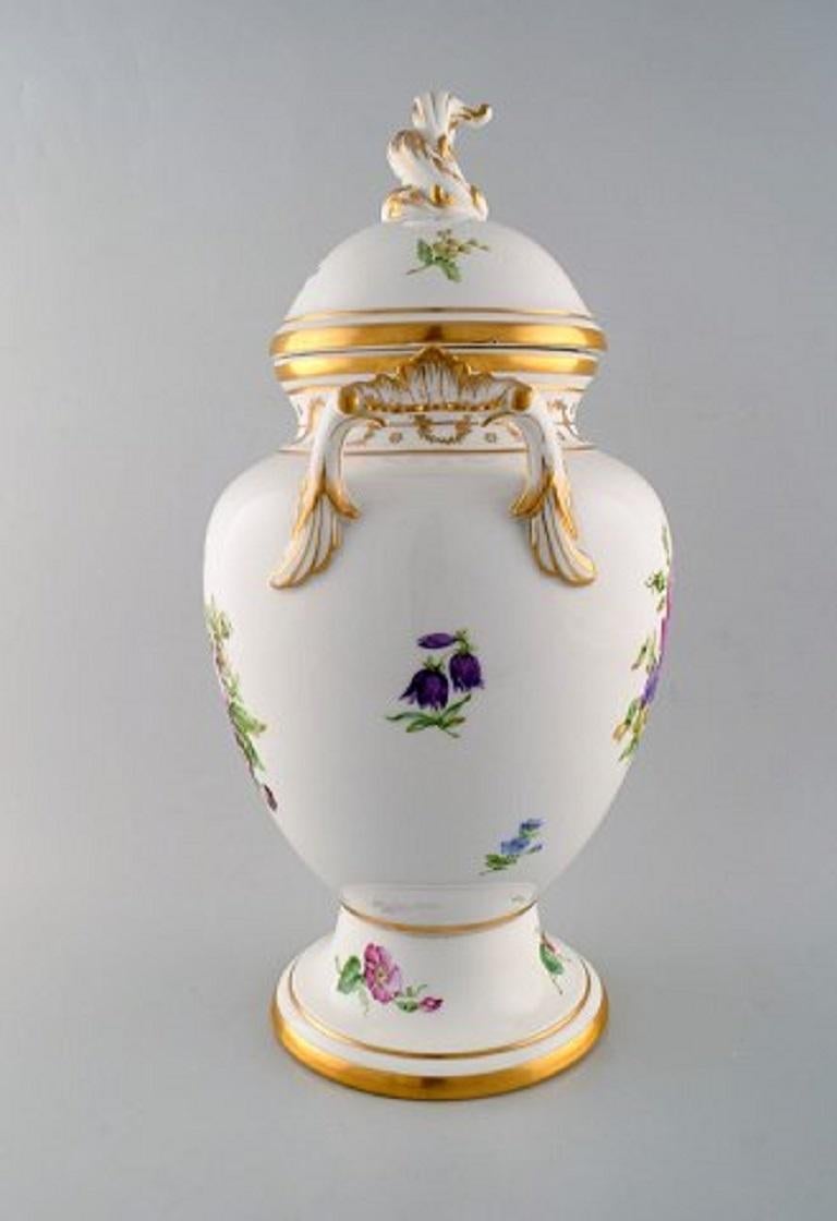 Royal Copenhagen. Antique baluster shaped porcelain lidded vase. Hand painted in colors with flowers.
Knob in the form of rocaille and handle in the form of leaf.
Museum quality, 19th century.
Measures: 44 x 24 cm.
In very good condition. 2nd