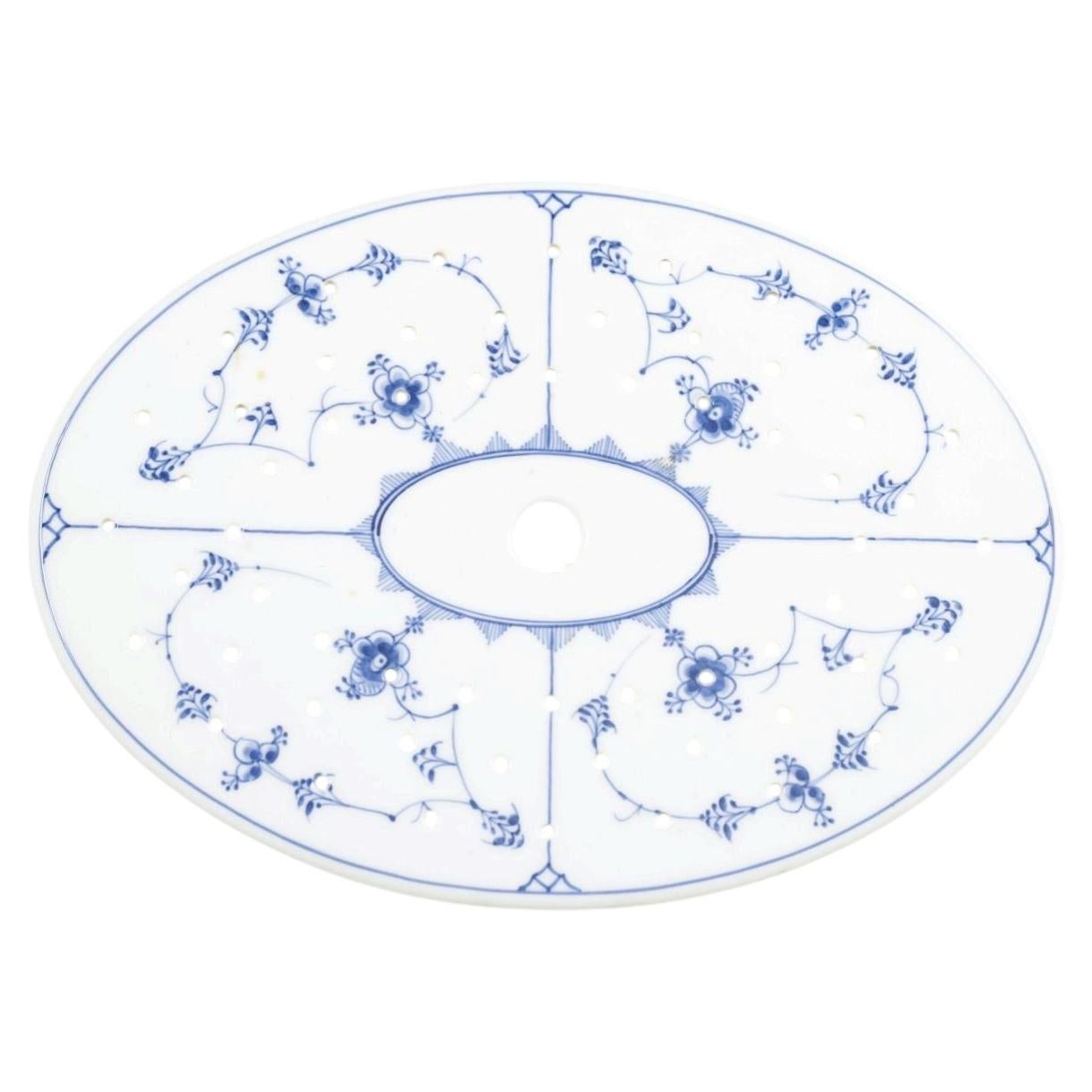 Royal Copenhagen. Vassoio antico con colino per il pesce, con motivo “Blue Fluted Plain”. in vendita