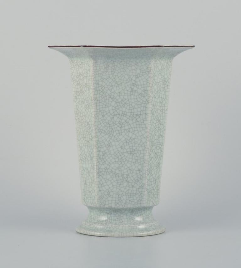 Royal Copenhagen, Art Deco porcelain vase in a rare shape with crackle glaze.
1969-1974.
Marked.
First factory quality.
In perfect condition.
Dimensions: H 17.5 cm x L 13.2 cm x W 11.0 cm.

