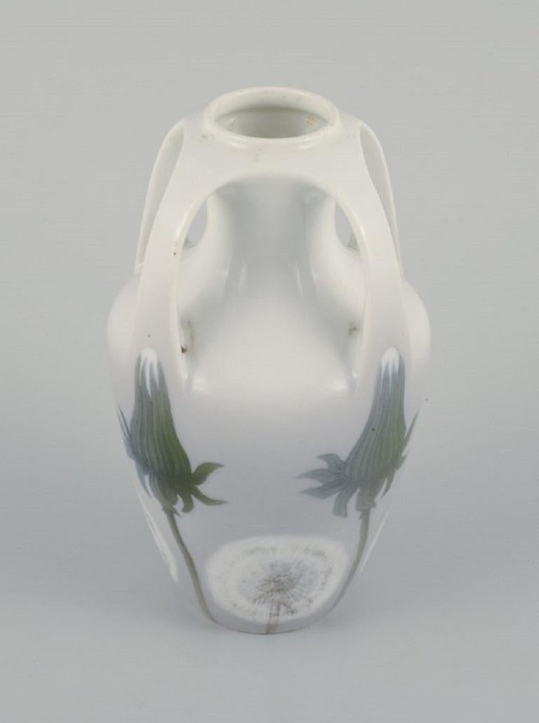 Vase en porcelaine Art Nouveau de Royal Copenhagen à suspendre.
Décoré de pissenlits.
Modèle 342/220
Environ 1920.
Première qualité d'usine.
En parfait état.
Dimensions : H 15,0 x P 9,0 cm : H 15,0 x D 9,0 cm.