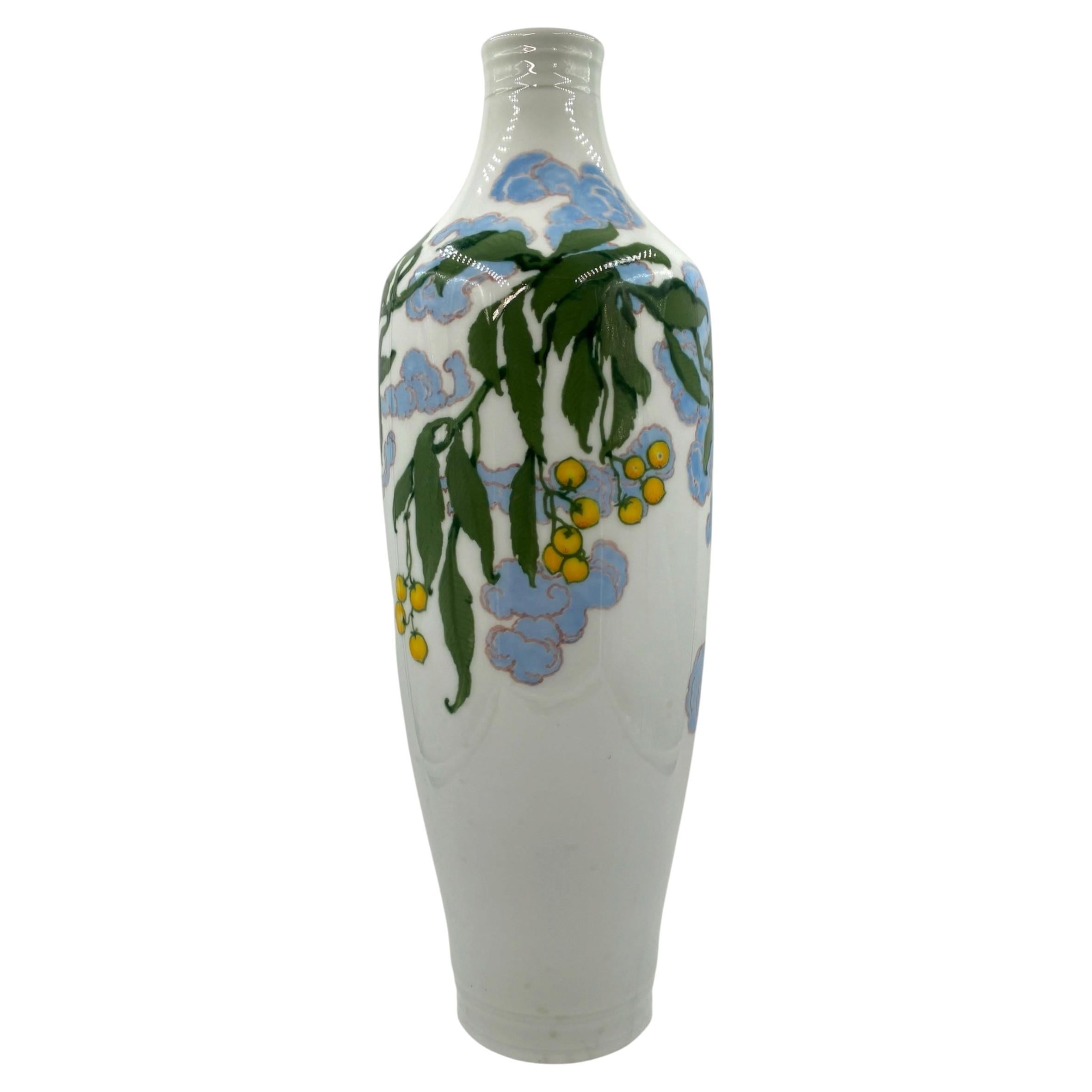 Royal Copenhagen Jugendstil-Porzellanvase mit Obst- und Blättermotiv