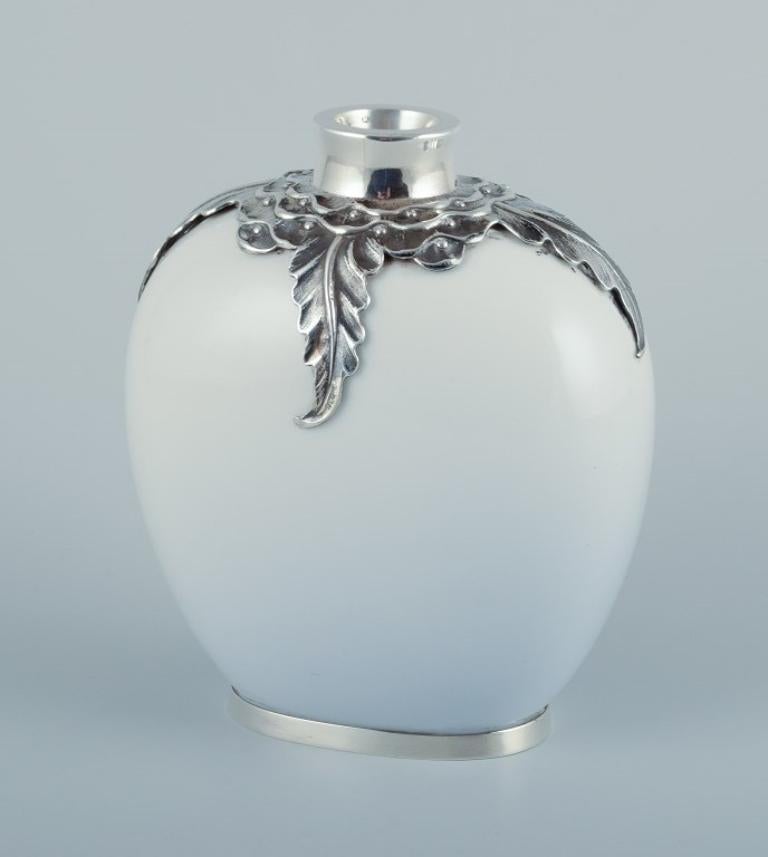 Danese Royal Copenhagen, vaso Art Nouveau in porcellana con intarsi in argento sterling in vendita
