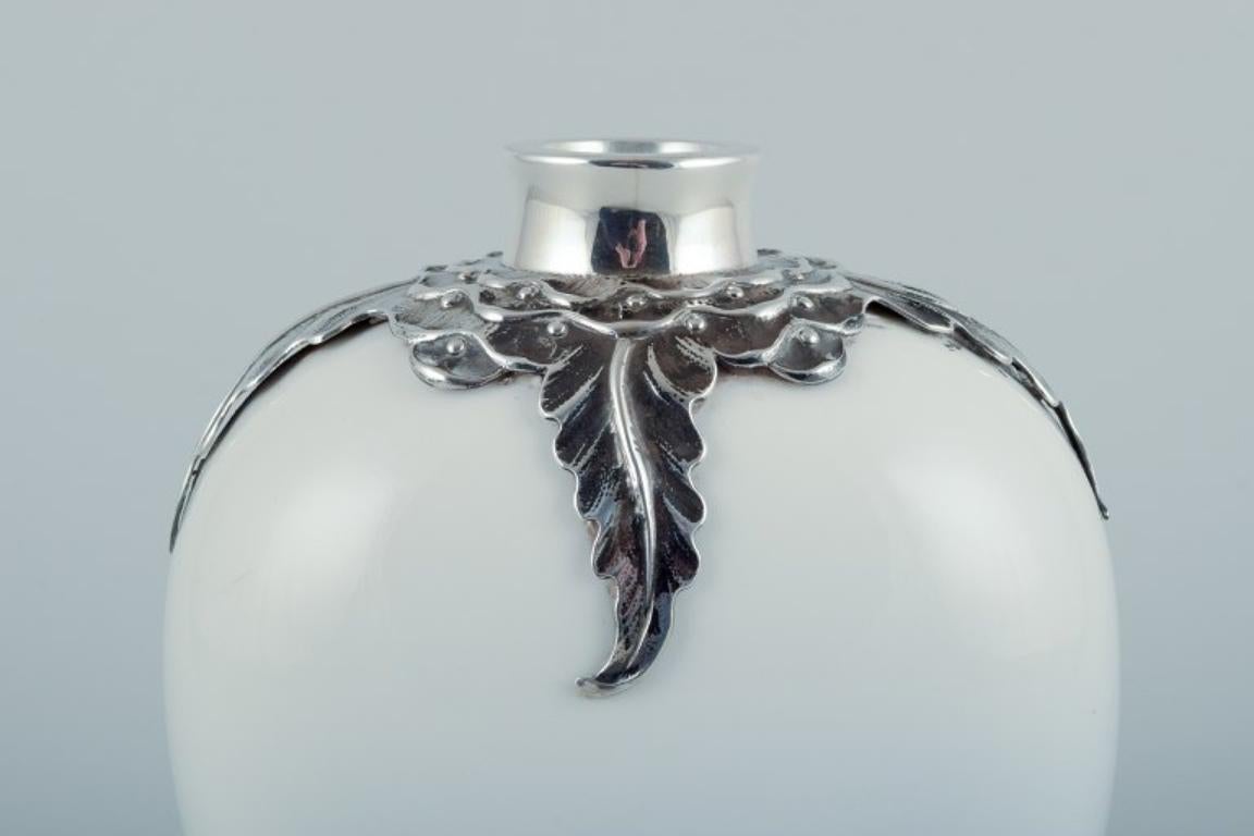 Inizio XX secolo Royal Copenhagen, vaso Art Nouveau in porcellana con intarsi in argento sterling in vendita