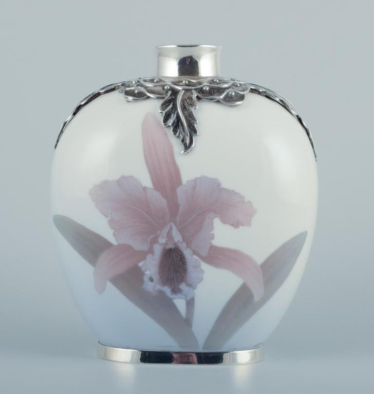 Royal Copenhagen, vaso Art Nouveau in porcellana con intarsi in argento sterling in vendita