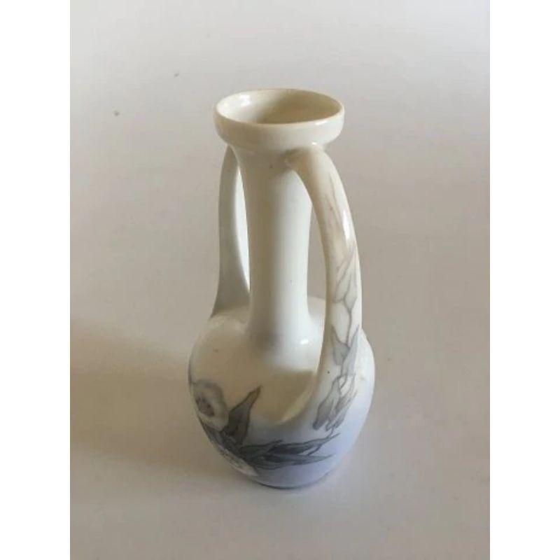 Royal Copenhagen Art Nouveau vase with 2 handles No 951/60A

Measures 17cm and is in good condition.