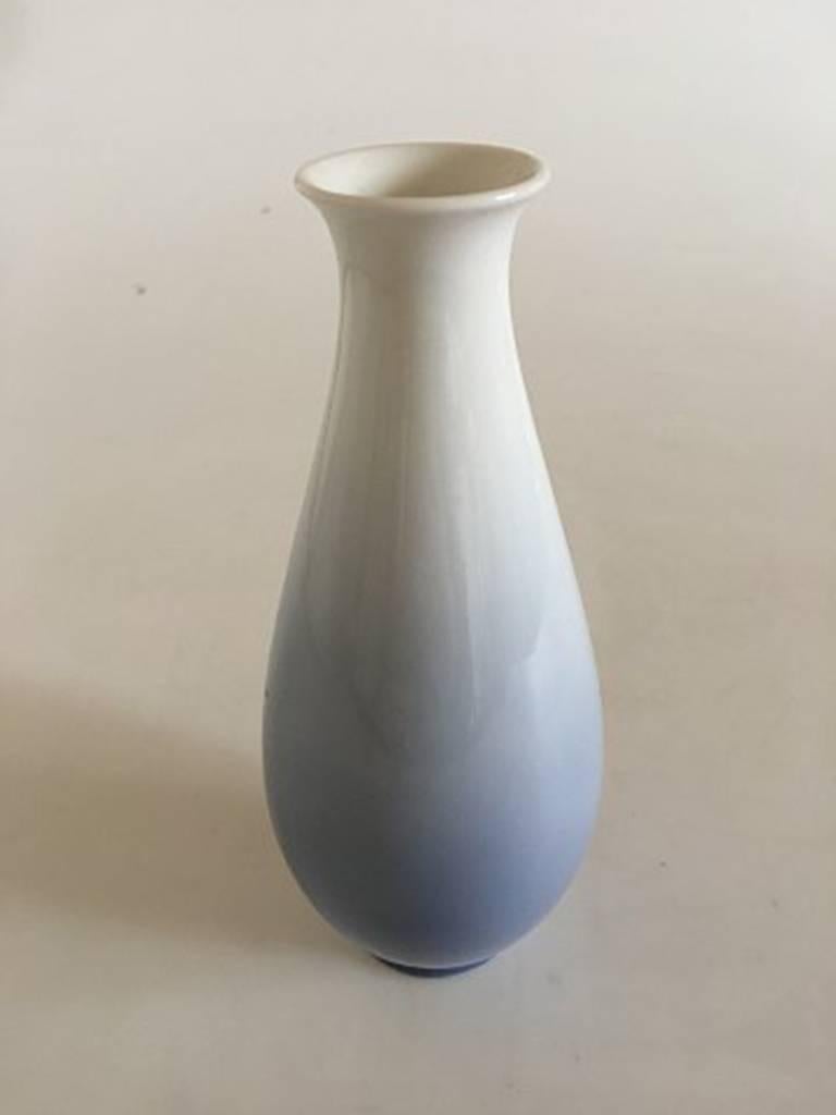 Royal Copenhagen vase Art Nouveau avec des fleurs #2918/4055. Mesure : 19 cm et est en parfait état.