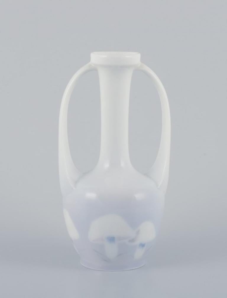 Royal Copenhagen, Jugendstil-Porzellanvase mit Henkeln.
Mit einem Pilzmotiv.
Frühe 1900er Jahre.
Perfekter Zustand.
Erste Fabrikqualität.
Abmessungen: Breite 8,5 cm x Höhe 16,0 cm.