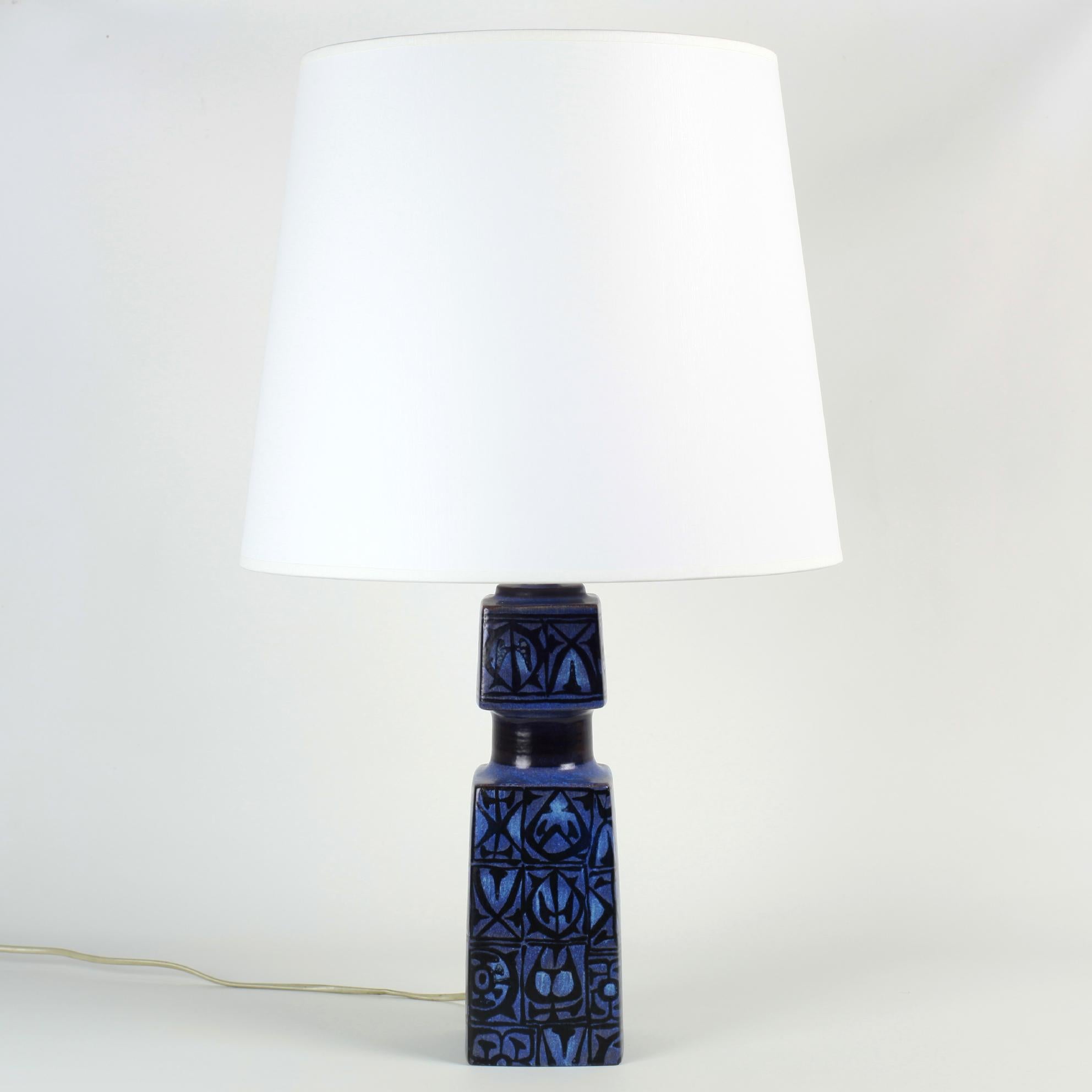 Magnifique lampe de table Baca de Royal Copenhagen par Nils Thorsson pour Fog et Morup Danemark 1970's
Céramique bleue.
Parfait état.
Sans abat-jour : Hauteur 35 cm - Largeur 10 cm - Profondeur 10 cm.
Vendu sans abat-jour