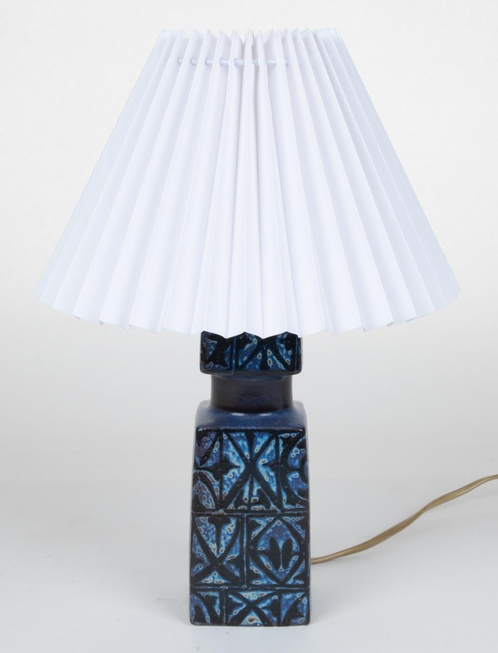 A stunning Scandinavian modern table lamp in petite proportions, designed by Nils Thorsson. Part of the iconic 