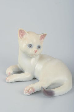 Royal Copenhagen & Bing & Grøndahl, Dänemark. Zwei Porzellanfiguren von Katzen.