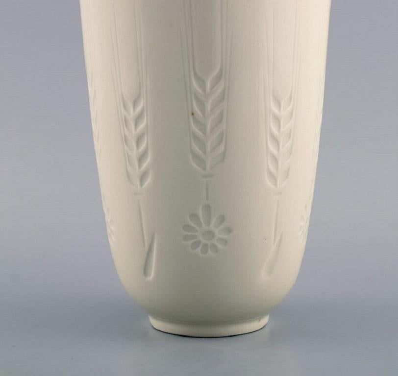 Royal Copenhagen Blanc de Chine Vase mit Blumen und Weizenohr in Relief (Dänisch) im Angebot