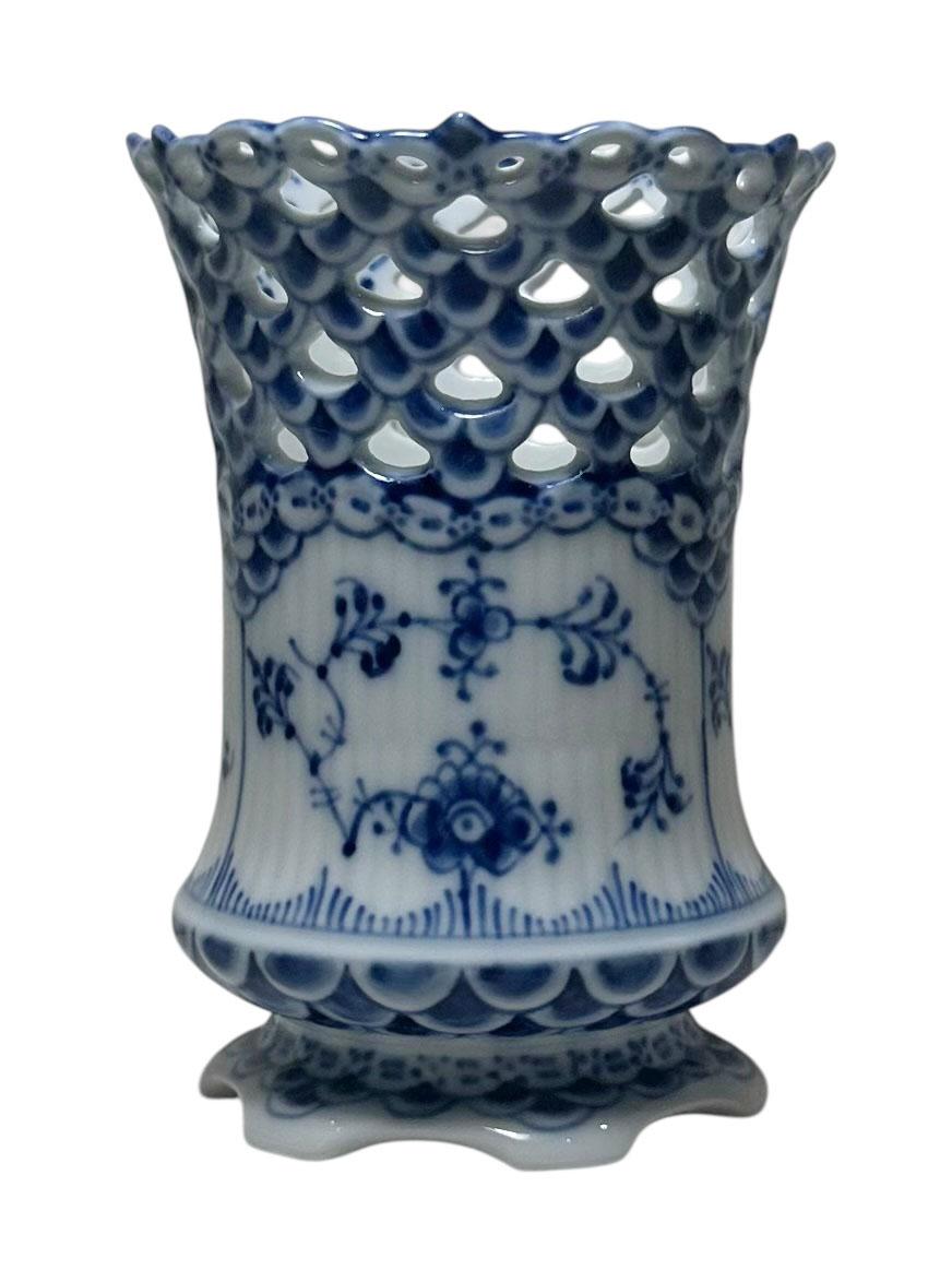 Schöne Royal Copenhagen Vase aus der Jahrhundertwende mit geriffelter Spitze, fein dekoriert mit dem klassischen blau-weißen Muster. Die zarten durchbrochenen Spitzendetails und die anmutige geriffelte Form sind Ausdruck der außergewöhnlichen