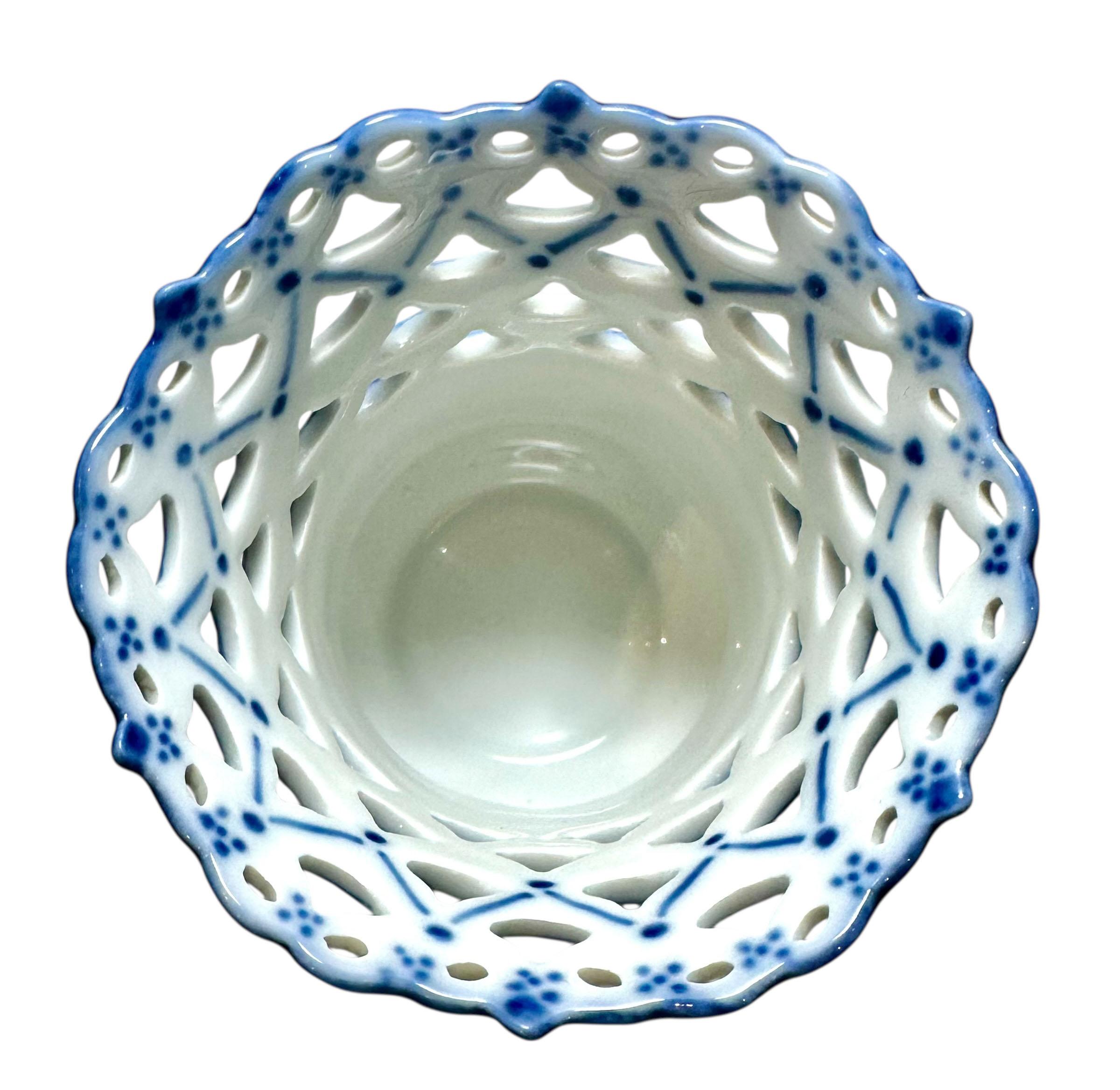 Royal Copenhagen Blau und Weiß Geriffelte Vase mit Spitze im Zustand „Gut“ im Angebot in Tampa, FL
