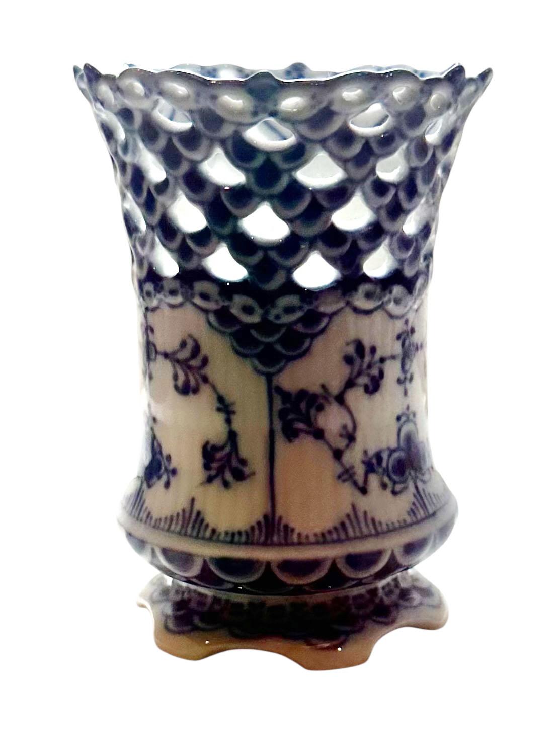 Royal Copenhagen Blau und Weiß Geriffelte Vase mit Spitze (Frühes 20. Jahrhundert) im Angebot