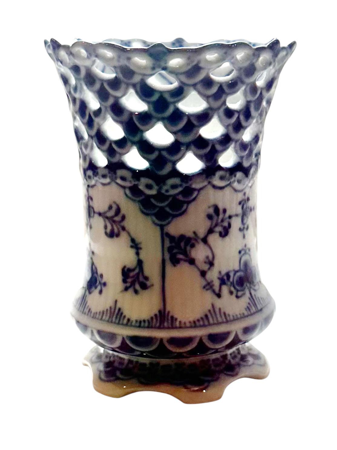 Royal Copenhagen Blau und Weiß Geriffelte Vase mit Spitze (Porzellan) im Angebot