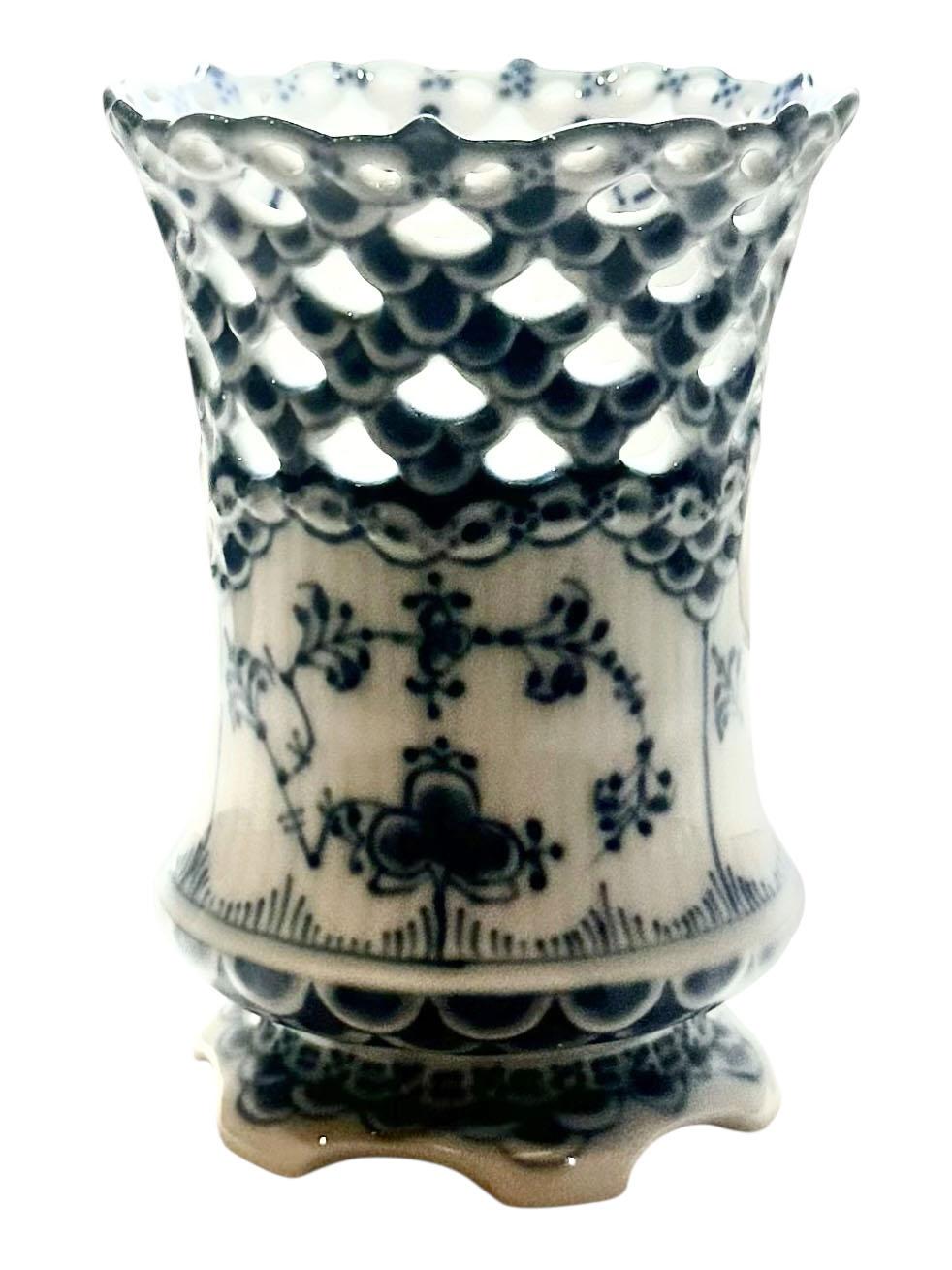 Royal Copenhagen Blau und Weiß Geriffelte Vase mit Spitze im Angebot 1