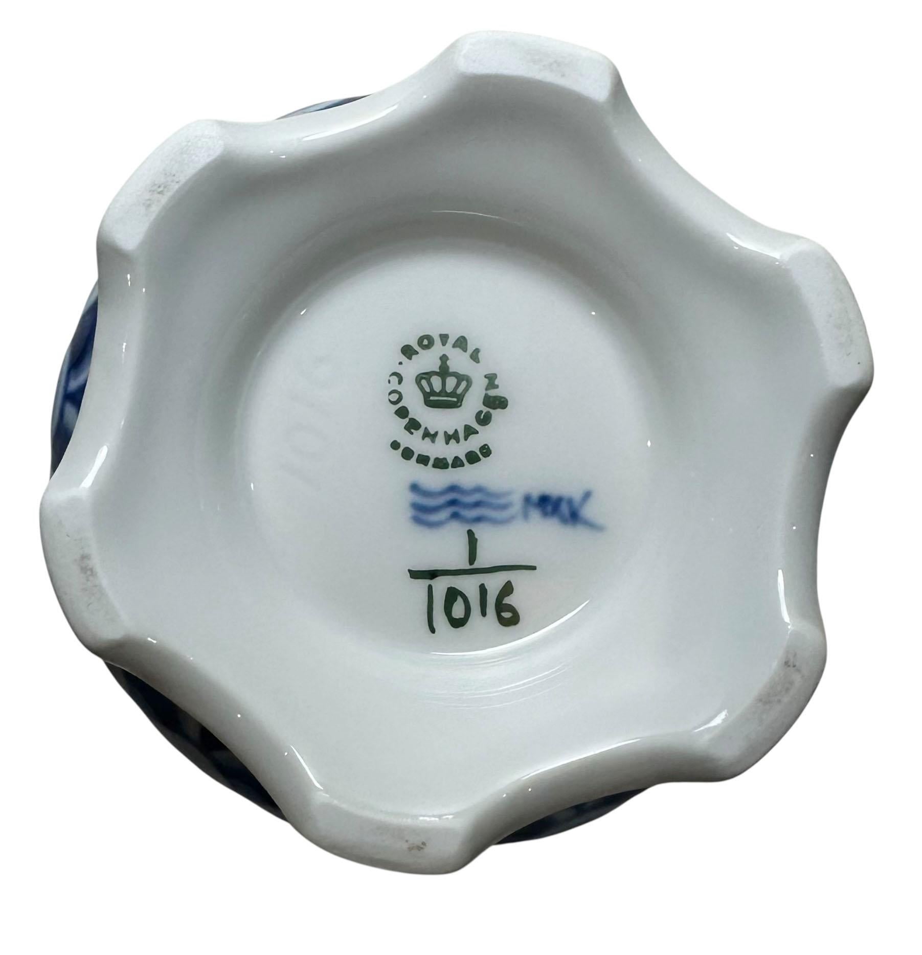 Royal Copenhagen Blau und Weiß Geriffelte Vase mit Spitze im Angebot 2