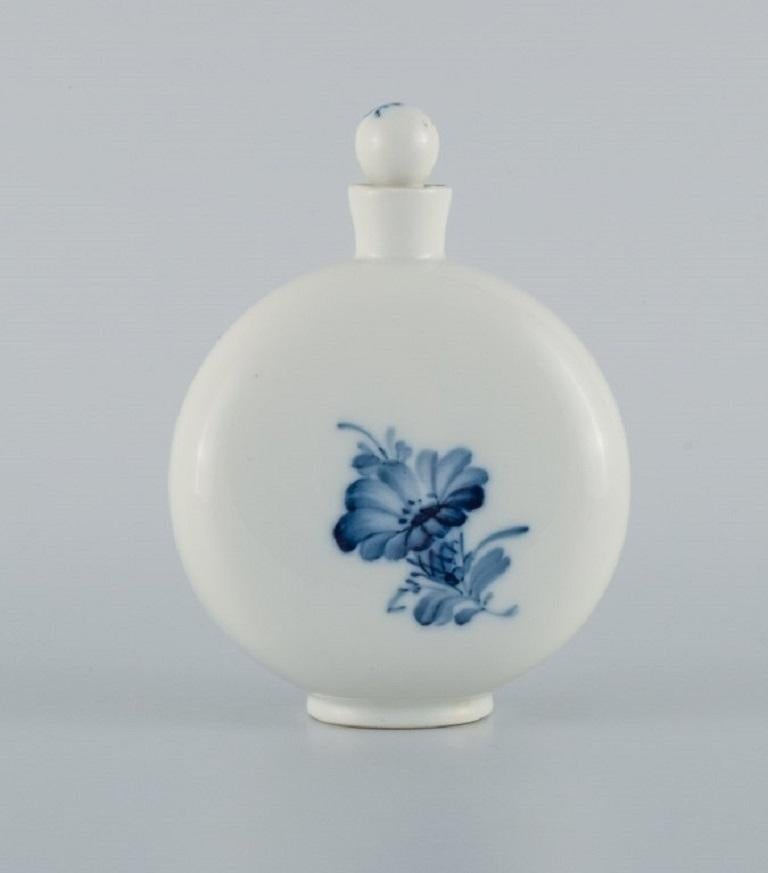 Royal Copenhagen, Blue bouquet, bottle with stopper.
Model number: 45/4008
Dated 1966.
First factory quality.
In perfect condition.
Marked.
H 13.0 x D 9.5.