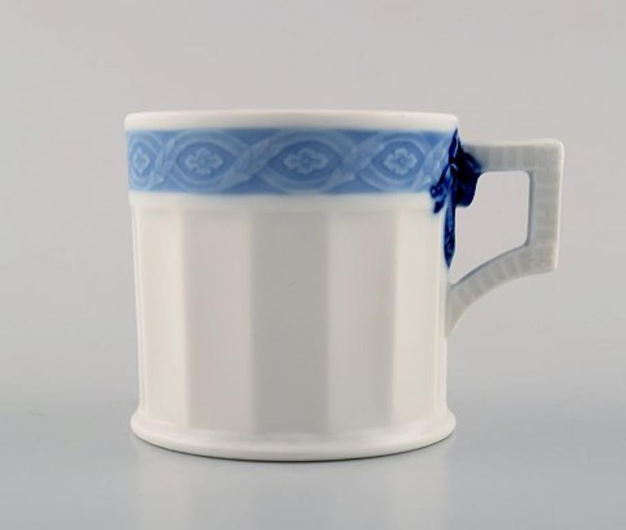 Royal Copenhagen blue fan, coffee cup with saucer. 17 sets in stock.
Designed by Arnold Krog in 1909.
Decoration number 1212/11548.
Measures: Cup: 6 cm x 6 cm. Saucer: 12.8 cm
In perfect condition, 1st factory quality.