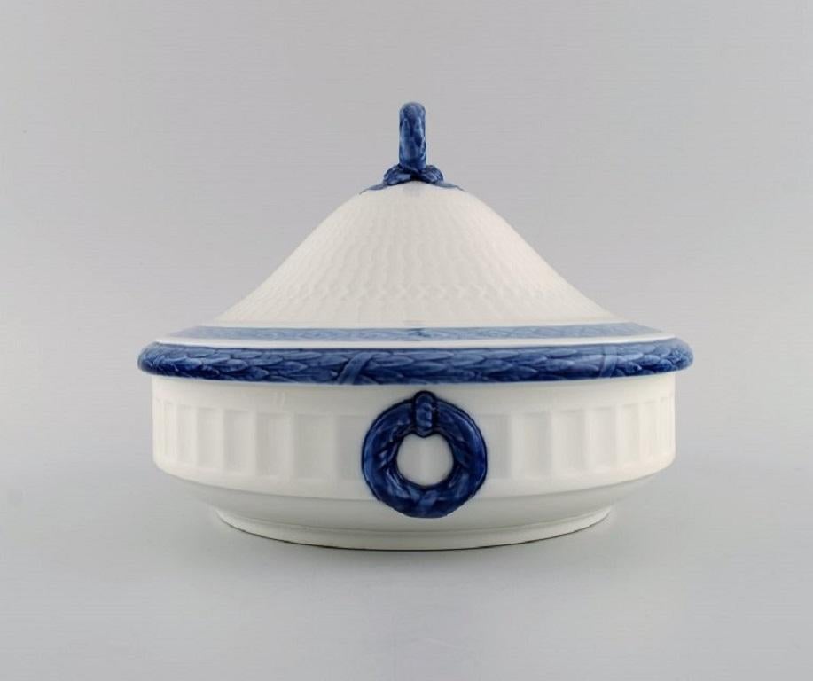 Royal Copenhagen Blue Fan lidded tureen. 1960's.
Designed by Arnold Krog in 1909.
Measures: 22 x 16 cm.
In excellent condition.
Stamped.
1st factory quality.