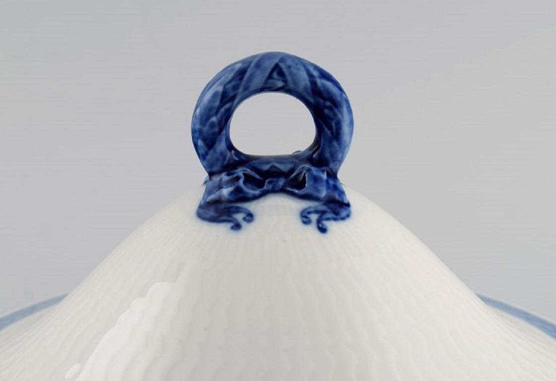 Metà XX secolo Zuppiera con coperchio a ventaglio blu di Royal Copenhagen. 1960's. in vendita