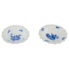Royal Copenhagen Fiore blu angolare e intrecciato, set di due piccole ciotole.