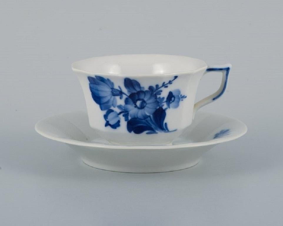 Royal Copenhagen, eckiges Kaffeeservice mit blauer Blumenmuster für sechs Personen. (Handbemalt) im Angebot