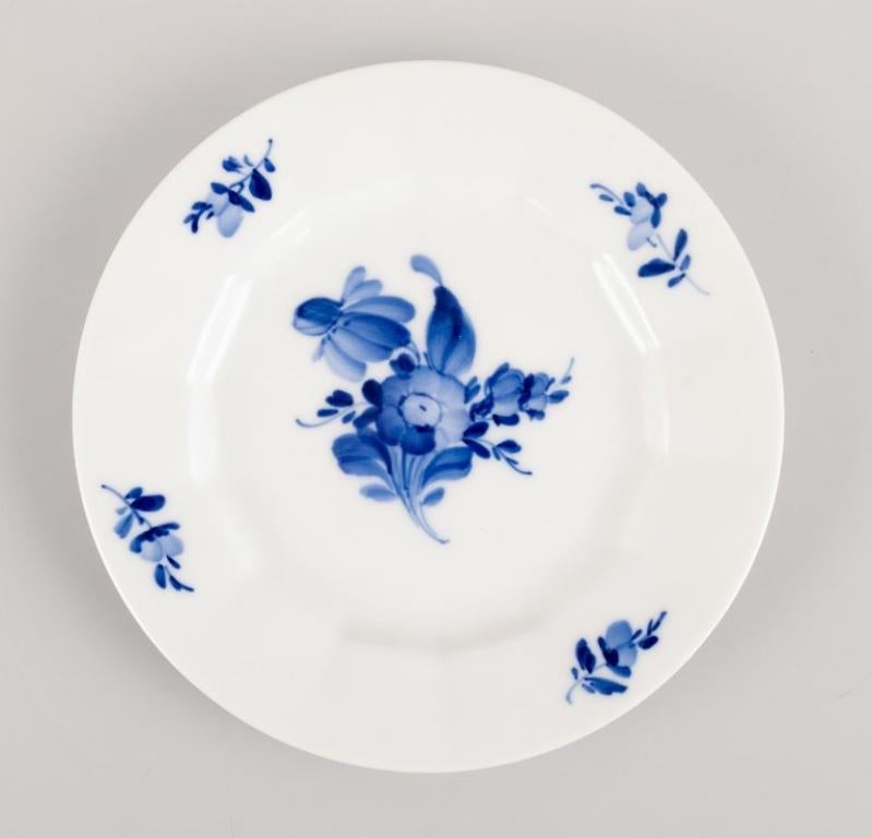 Royal Copenhagen, Blue Flower Angular, huit assiettes à gâteaux.
1930s.
Modèle : 10/8553
Deuxième qualité d'usine.
En parfait état.
Marqué.
Dimensions : D 16,0 cm.