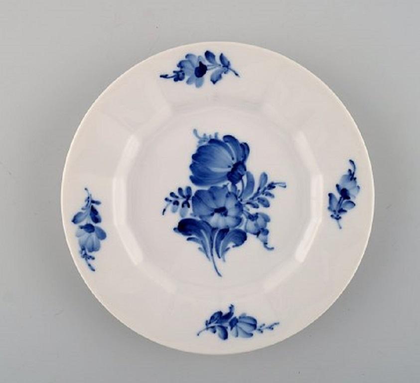 Royal Copenhagen blue flower angular. Five porcelain cake plates.
Decoration number 10/8553.
1st factory quality. In perfect condition.
Measures: Diameter 15.5 cm.