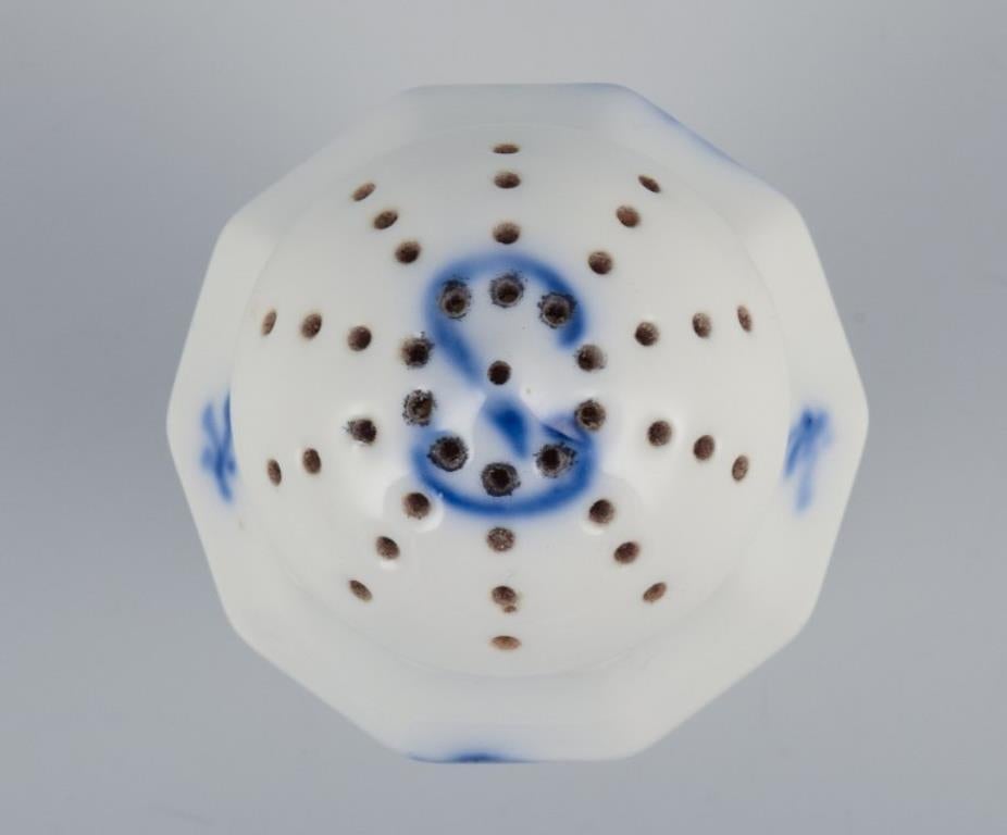 Danois Service à sel et à poivre Royal Copenhagen Angular Blue Flower Début du 20e siècle. en vente