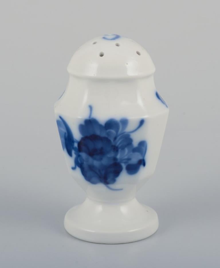 20ième siècle Service à sel et à poivre Royal Copenhagen Angular Blue Flower Début du 20e siècle. en vente