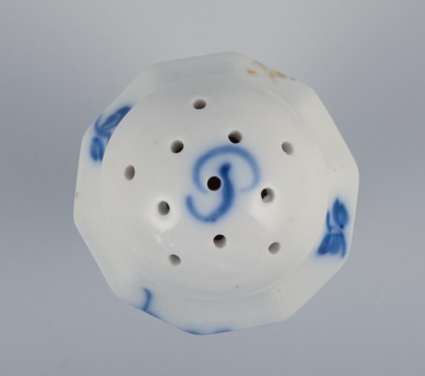 Porcelaine Service à sel et à poivre Royal Copenhagen Angular Blue Flower Début du 20e siècle. en vente