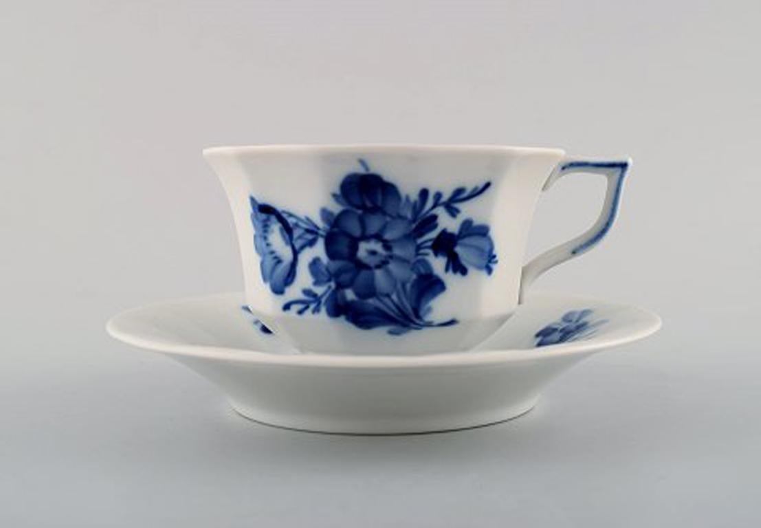 Royal Copenhagen blue flower angular set of 6 coffee cups and saucers no. 8608.
2nd factory quality.
In perfect condition.
Measures: Cup diameter: 8.5 cm. Saucer diameter: 13.5 cm.