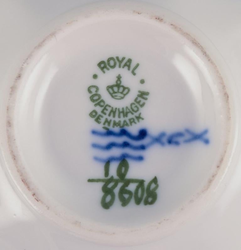 Porcelaine Royal Copenhagen Angulaire à fleurs bleues Ensemble de huit tasses à café avec soucoupes  en vente