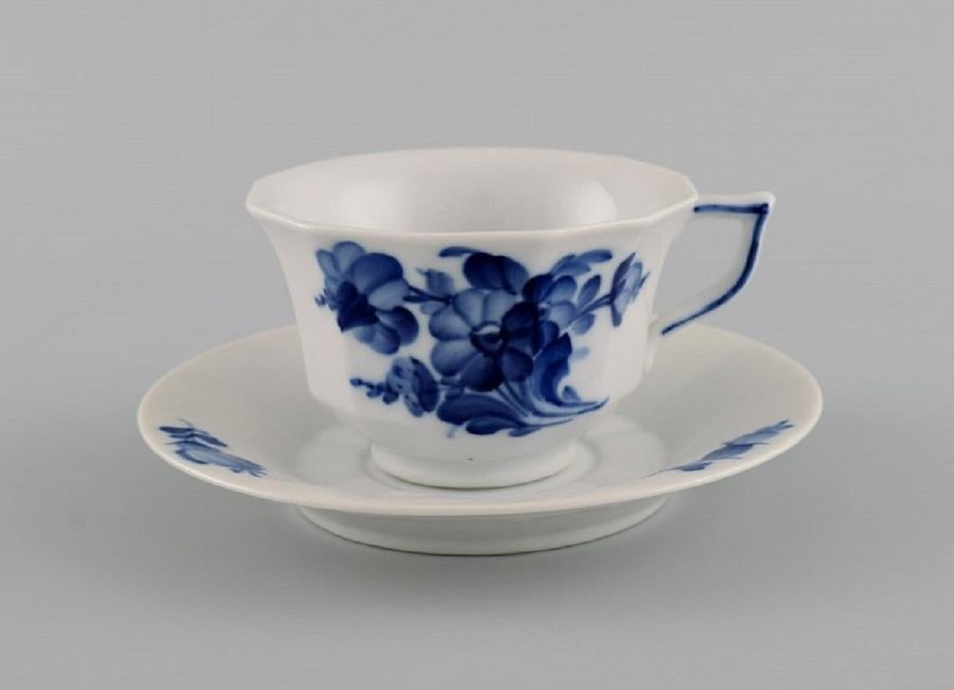 Royal Copenhagen Blaue Blume eckig. 
Sechs Kaffeetassen mit Untertassen und sechs Teller. Mitte des 20. Jahrhunderts.
Die Tasse misst: 9 x 5,8 cm.
Durchmesser der Untertasse: 14 cm.
Durchmesser des Tellers: 16 cm.
1. Fabrikqualität.
In