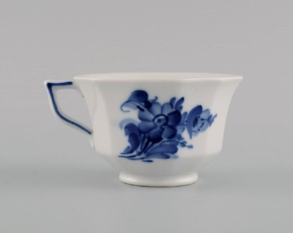 Royal Copenhagen Blaue Blume, kantige, sechs Kaffeetassen mit Untertassen und Tellern (Handbemalt) im Angebot