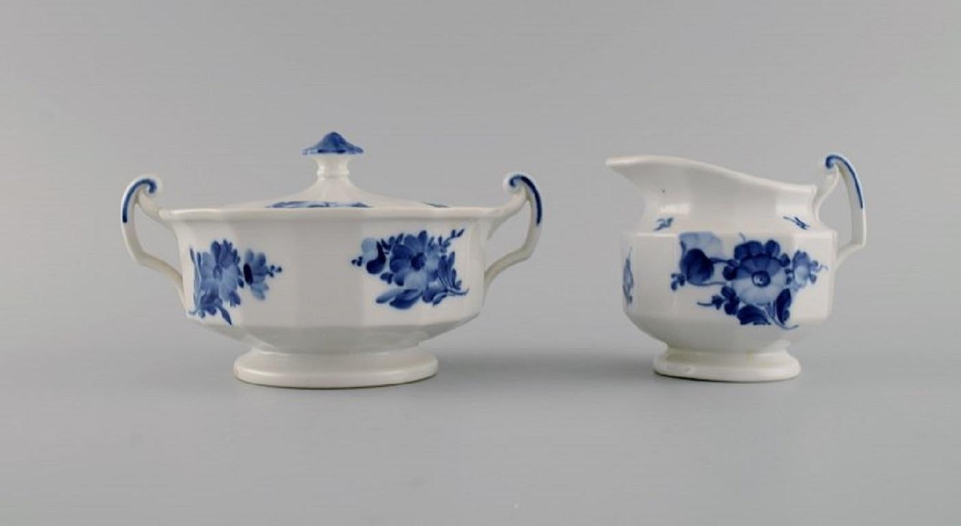 Zuccheriera e lattiera a fiori blu angolari di Royal Copenhagen. 1950s.
La zuccheriera misura: 17 x 9,5 cm.
In ottime condizioni.
2a qualità di fabbrica.
Numero di modello 10/8563 e 10/8564.