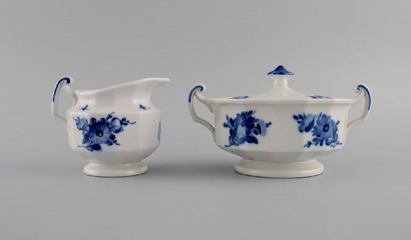 Royal Copenhagen, eckige Zuckerschale und cremefarbener Krug mit blauer Blume, 1950er Jahre (Dänisch) im Angebot